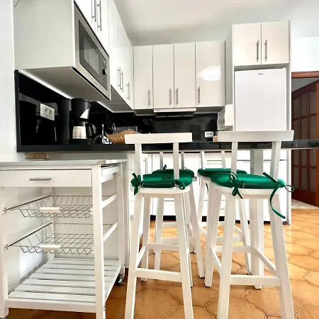 아파트 Three Bedroom In Center Of Cruz With Wifi And Parking Place 산타크루스데 테네리페